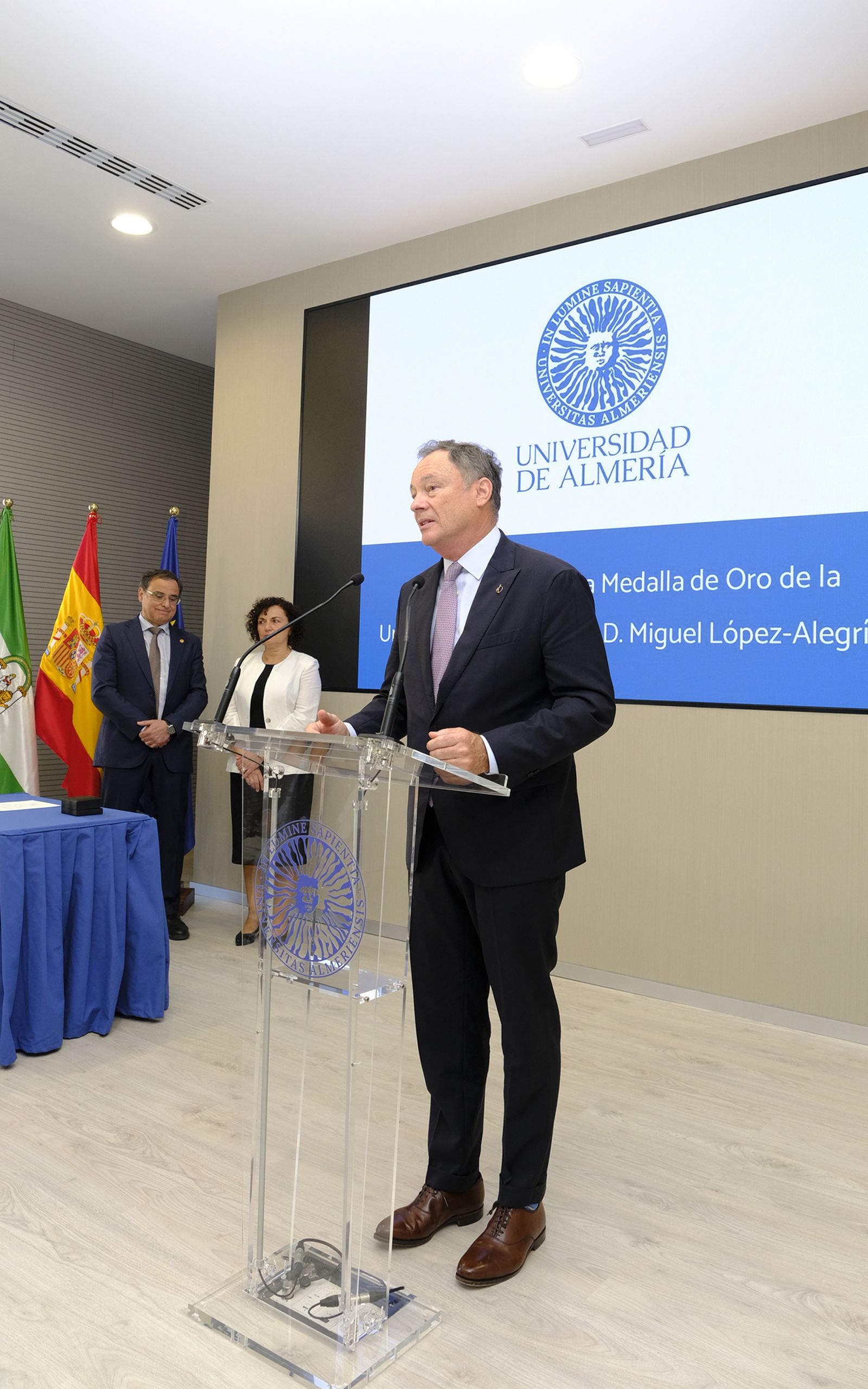 Imágenes de la imposición de la Medalla de Oro de la Universidad de Almería, al astronauta Miguel López Alegría