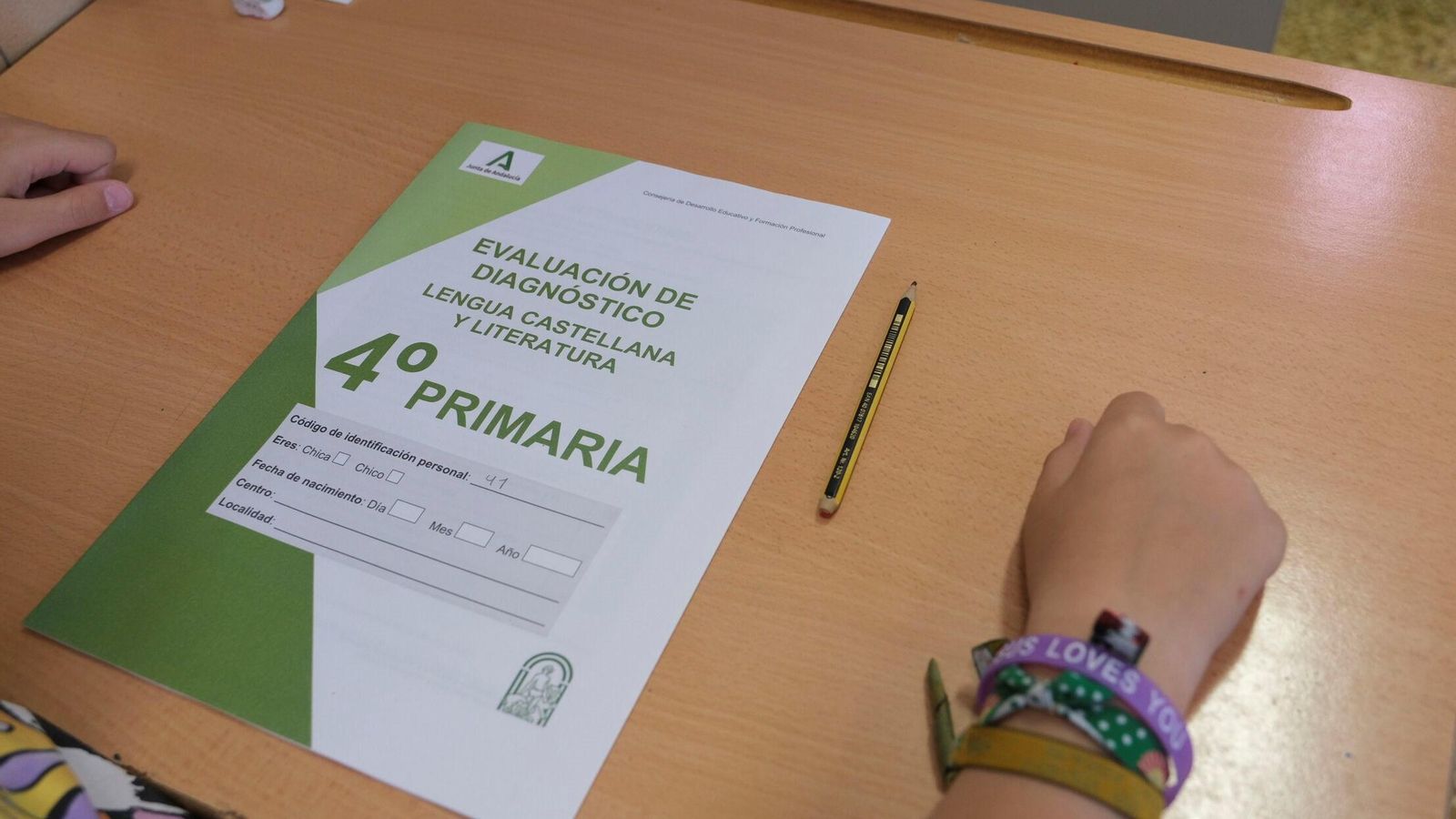 Cuadernillo con la prueba de Lengua sobre la mesa de un alumno en el CEIP Indalo de la capital