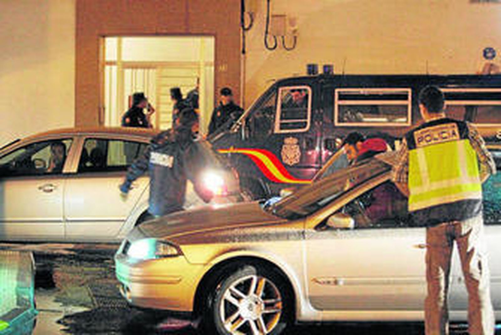 Dispositivo policial frente al edificio en el que se incautó documentación a Dávila Ouviña, en A Pobra (La Coruña), el pasado jueves.