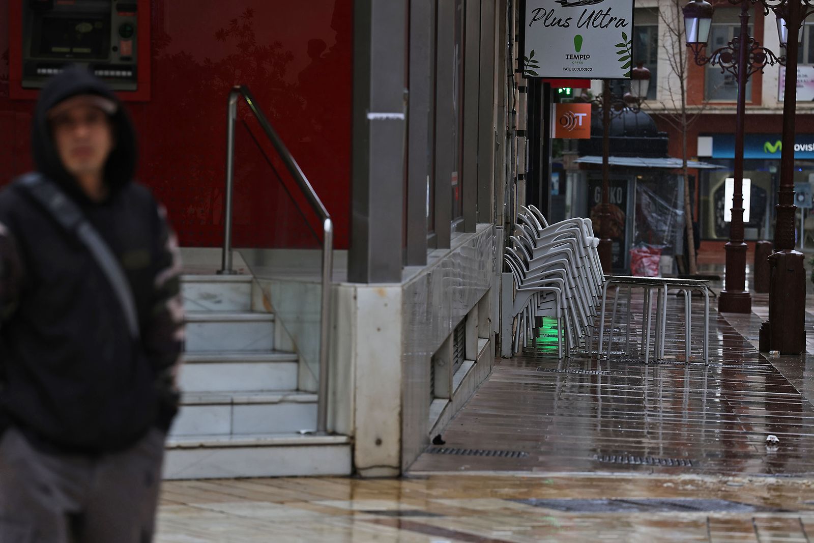 Intensas lluvias y calles desiertas en Huelva por la borrasca Marta