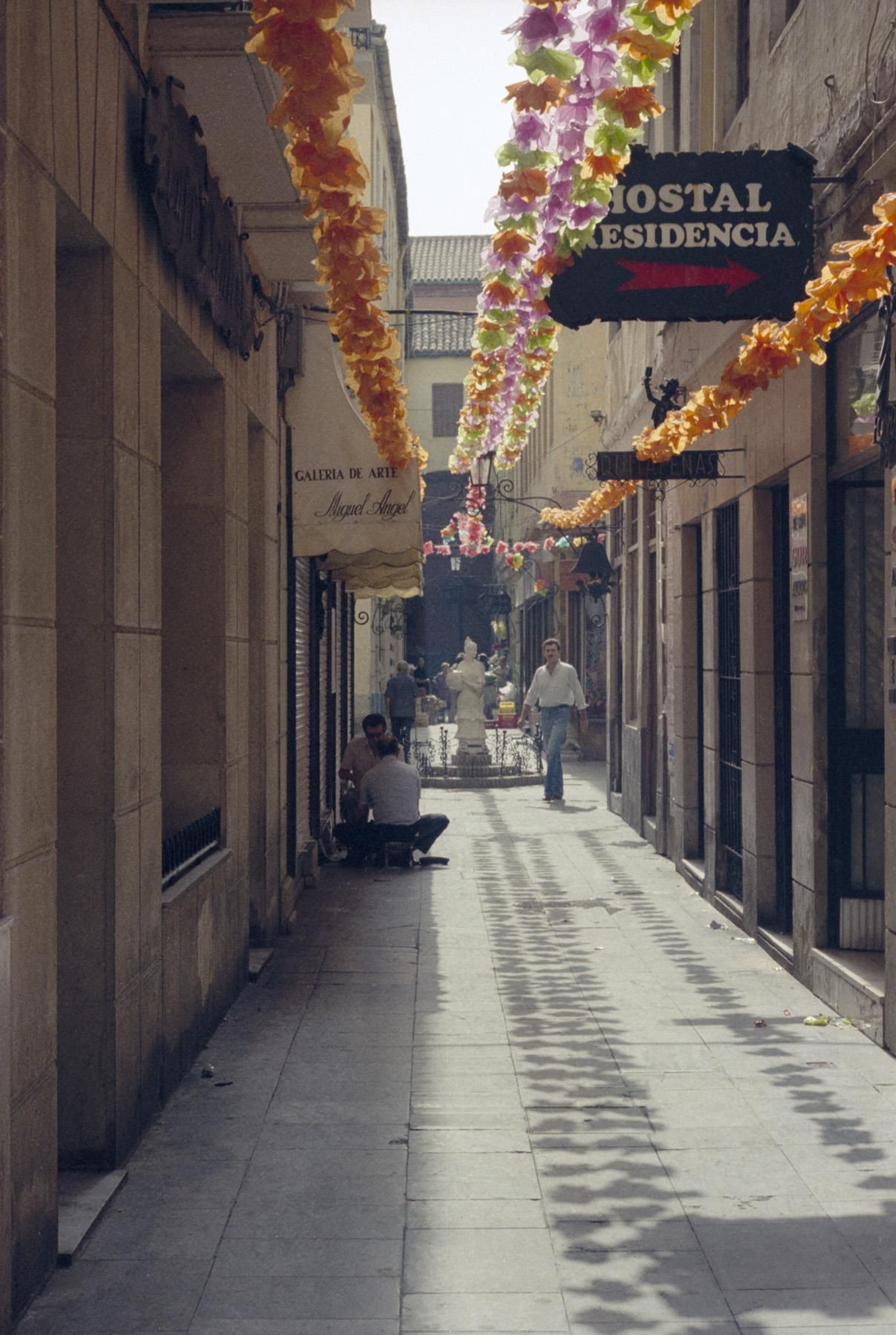 Una calle del centro de Málaga vestida de farolillos en la Feria de 1985