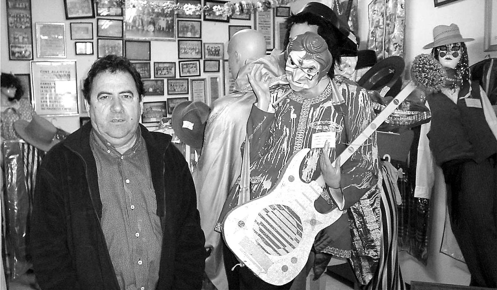 En el mítico bar Perete con su colección de tipos de Carnaval, en una imagen de 2003
