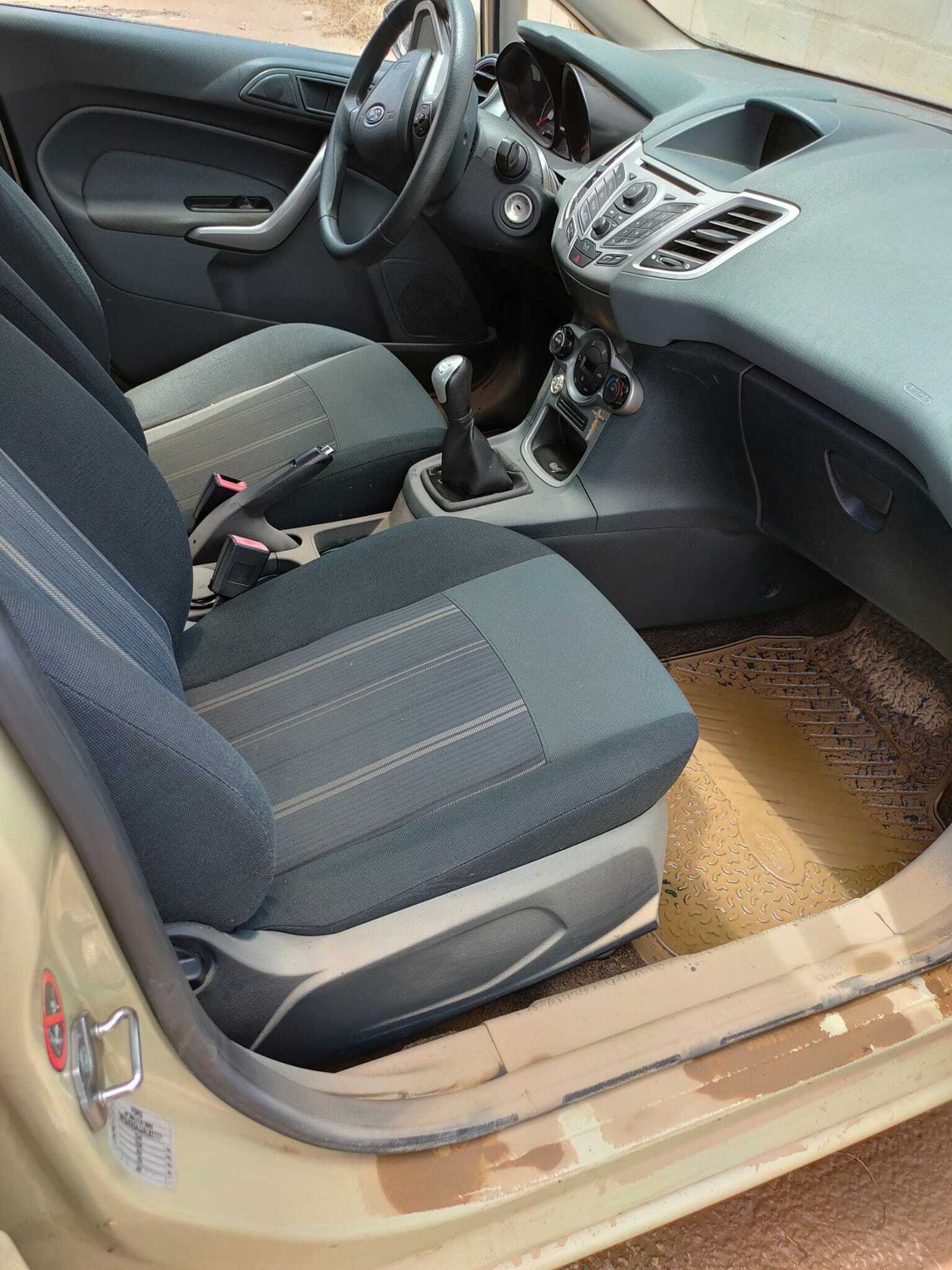 La avería en una tubería anega Sacaba de aguas fecales