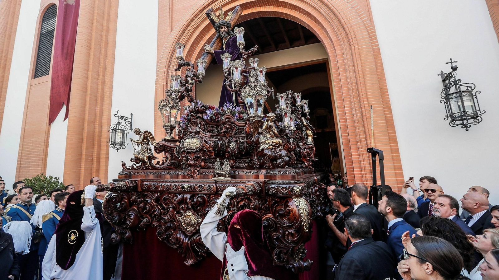 El Nazareno de la Humildad saliendo del templo.