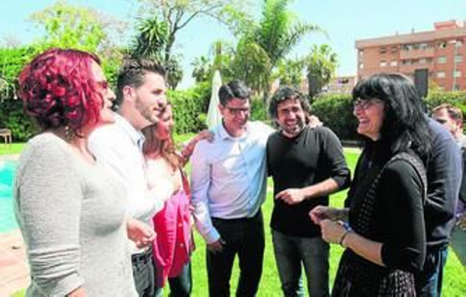 El candidato de IU, Pedro García, con los primeros puestos de su lista.