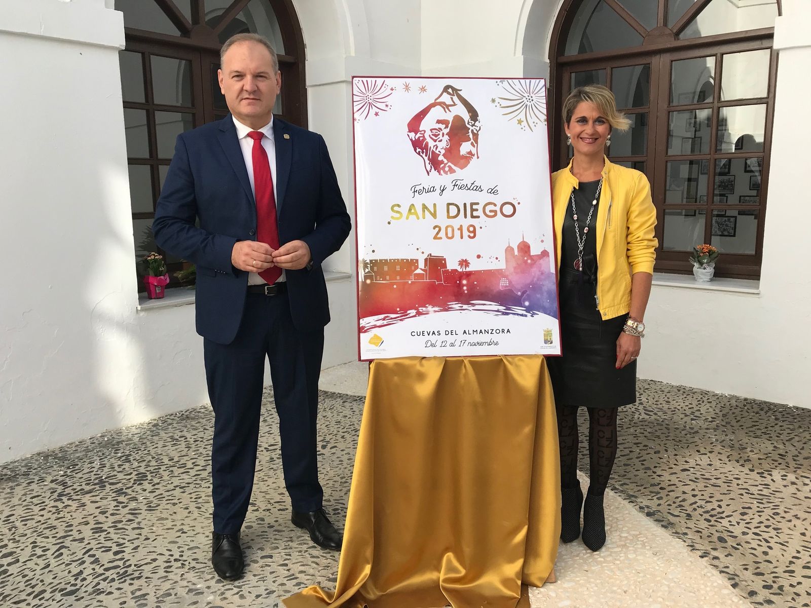 El alcalde de Cuevas y la edil de Festejos presentan el cartel de las Fiestas de San Diego 2019.