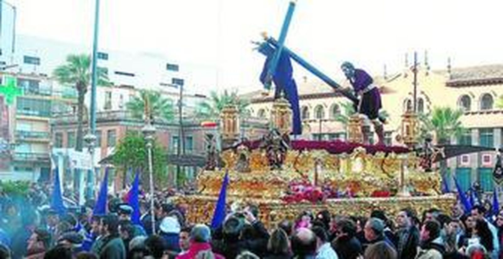 El Nazareno, en la plaza Doce de Octubre cuando comienza a entrar en la calle Marina, que le llevará en su tramo final a la parroquia de la Purísima Concepción.
