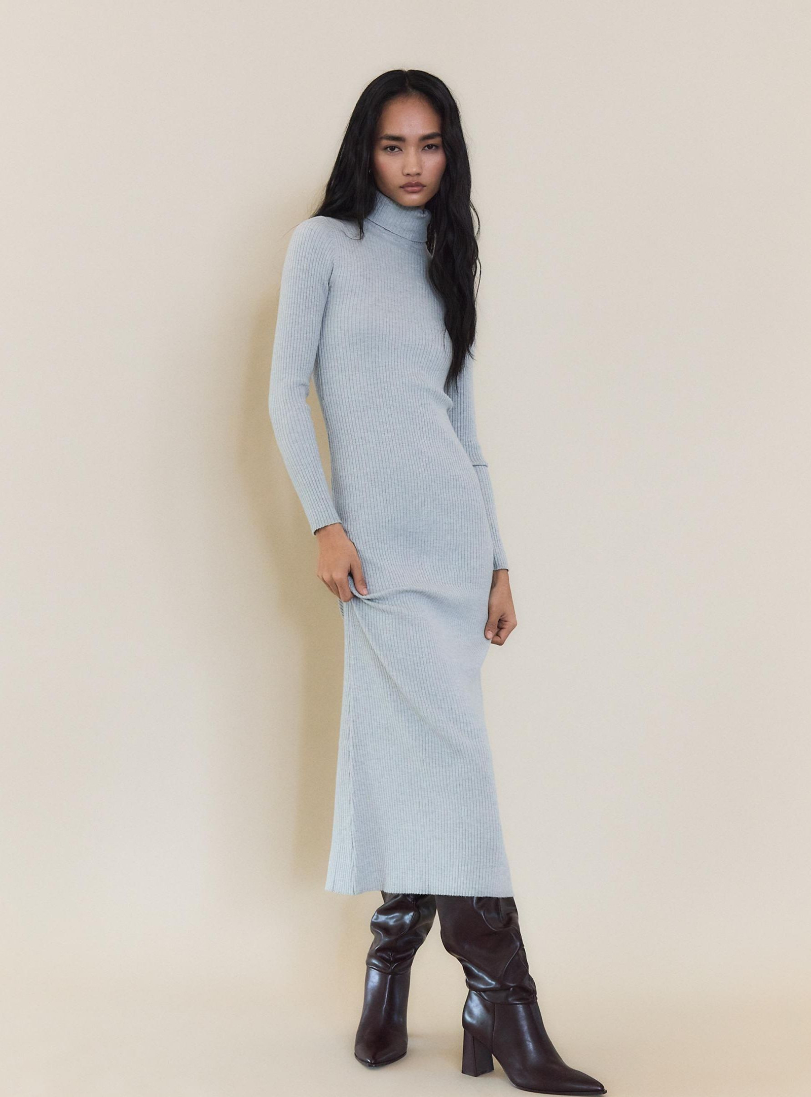 Vestido de punto de Stradivarius.