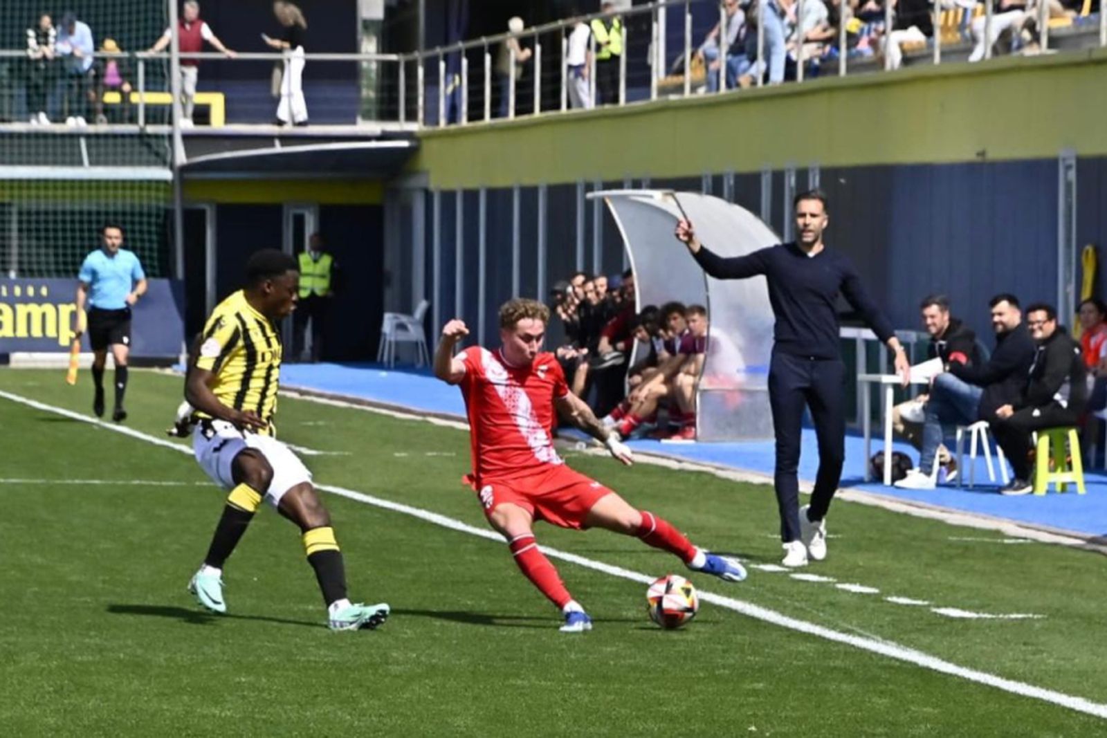Darío intenta un centro desde la derecha ante el técnico local, Alberto Cifuentes.