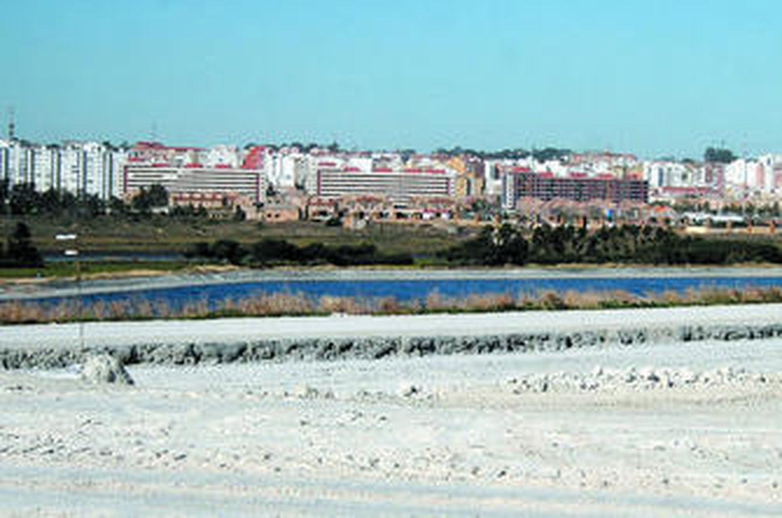 Vista de las balsas de fosfoyesos y la ciudad al fondo.