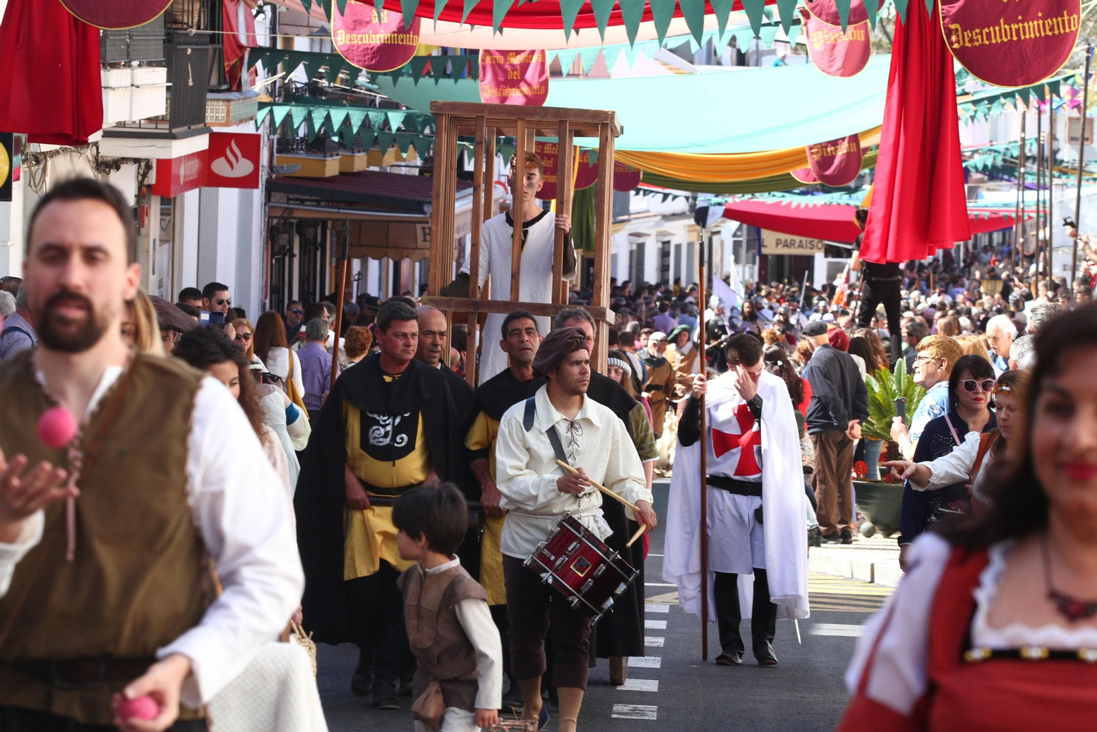 Imágenes del desfile de la XIX Feria Medieval del Descubrimiento, en Palos de la Frontera
