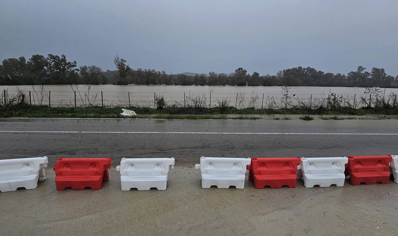 Fotos del temporal de lluvia y viento por la borrasca Kristin en Jimena de la Frontera, San Pablo de Buceite y San Martín del Tesorillo