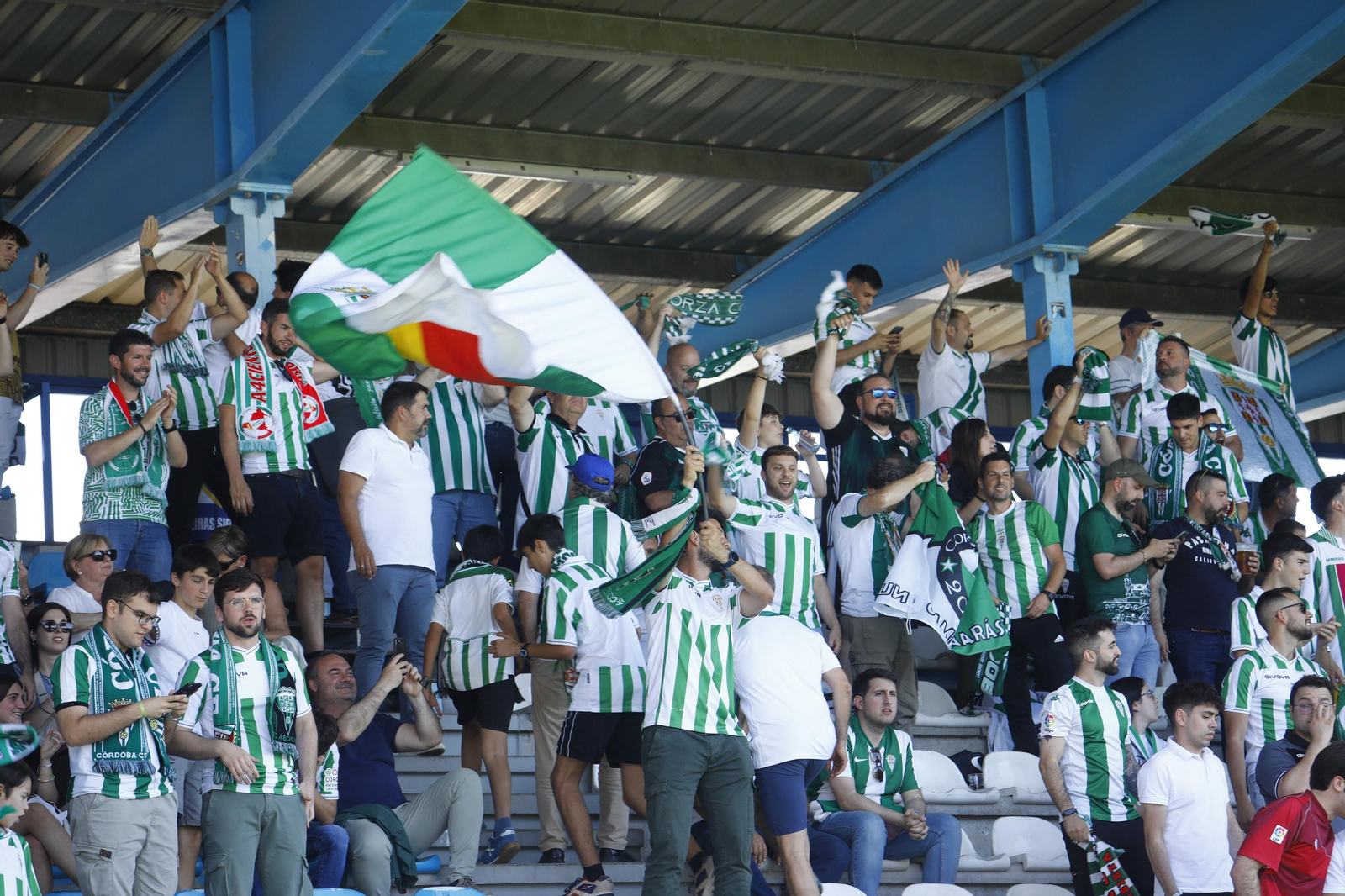 Las mejores fotos de la afición del Córdoba CF en el partido ante la Ponferradina en El Toralín Las mejores fotos de la afición del Córdoba CF en el partido ante la Ponferradina en El Toralín