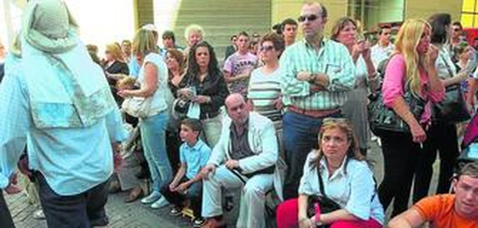 El público prefiere las calles más próximas a la carrera oficial para permanecer horas sentado en las sillitas plegables.