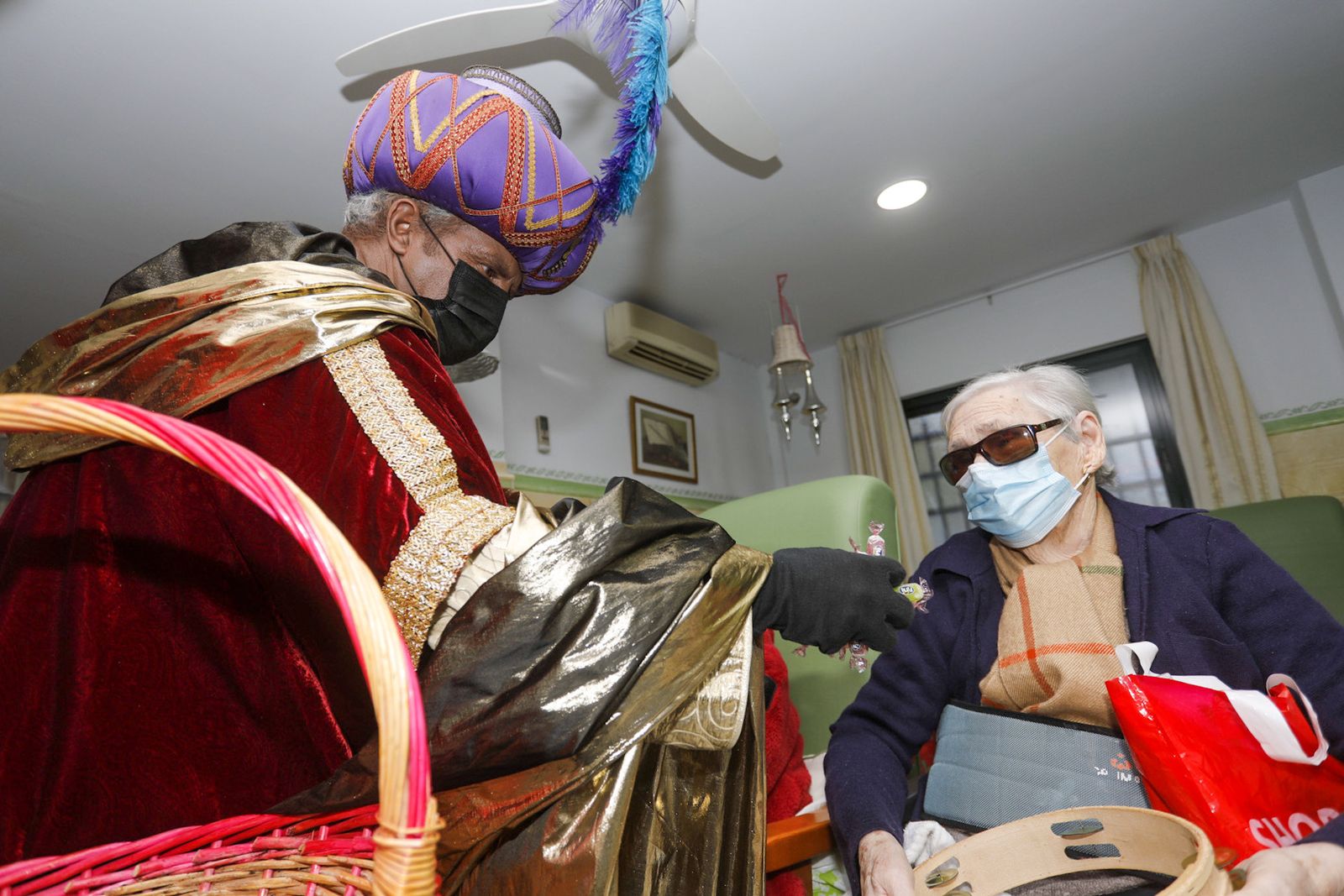 Imágenes de la visita de los Reyes Magos a los hospitales y residencias de mayores de Huelva