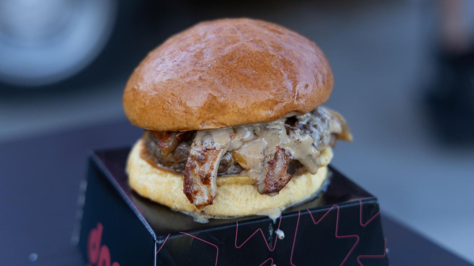 El contraste entre el dulce de la cebolla caramelizada y su salsa picante es la clave de esta burger.