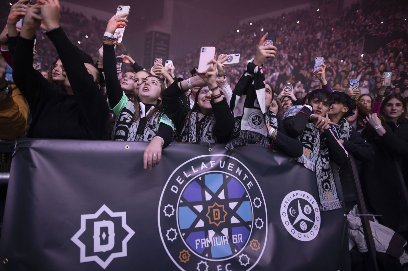 Dellafuente vuelve a tocar la cúspide en su segundo concierto en Granada, en imágenes