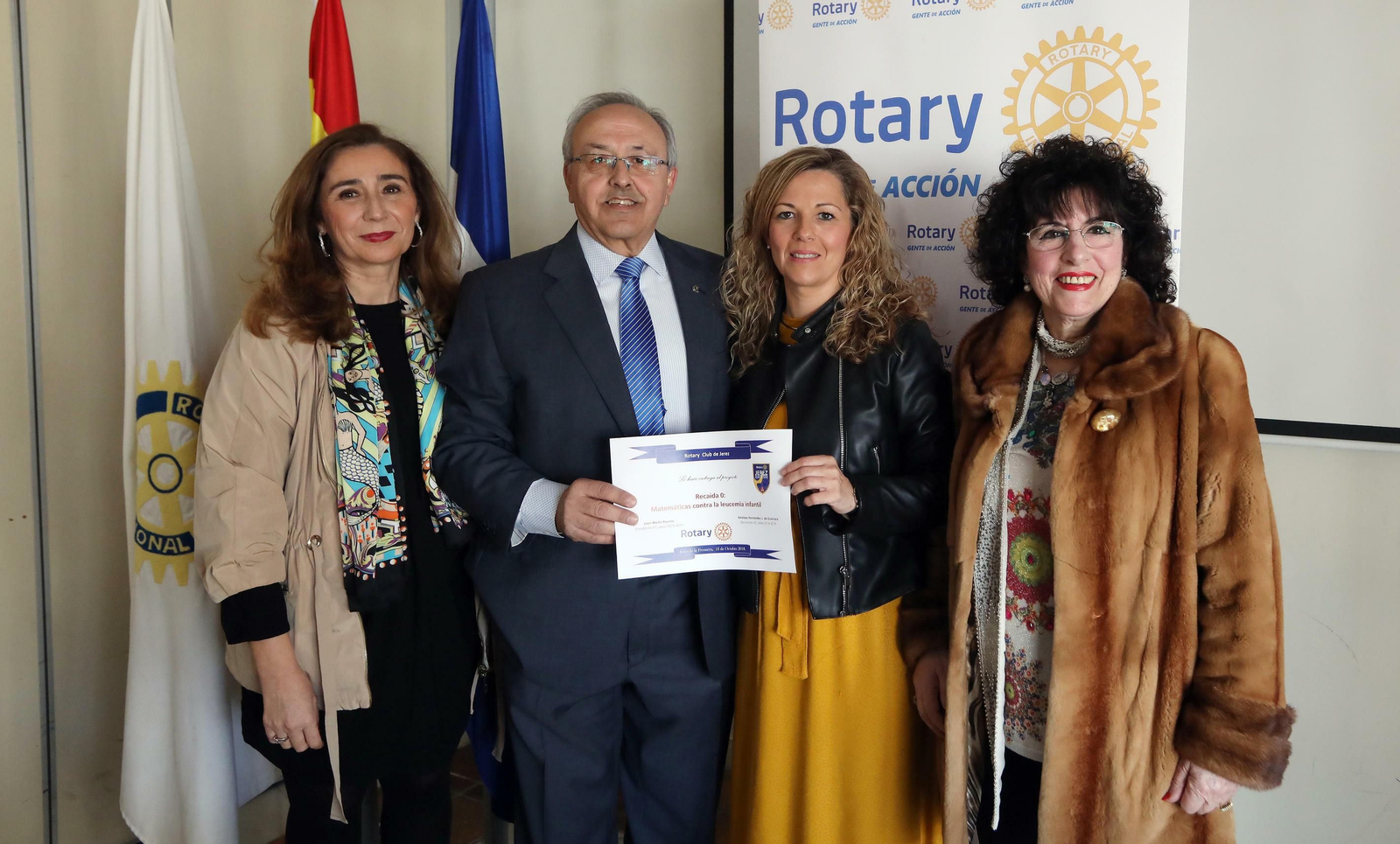 Miembros del Club Rotary, junto a María Rosa Durán, del ‘Proyecto Recaída 0’.