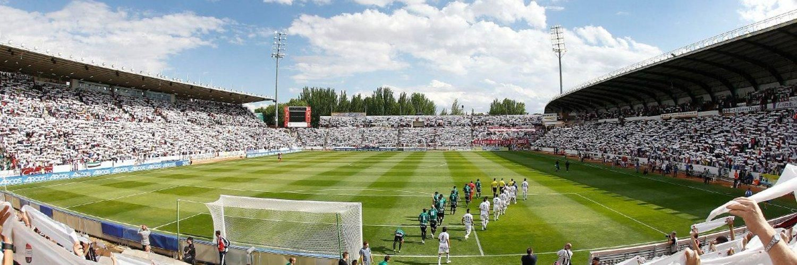 Estadio Carlos Belmonte llena aficionados.