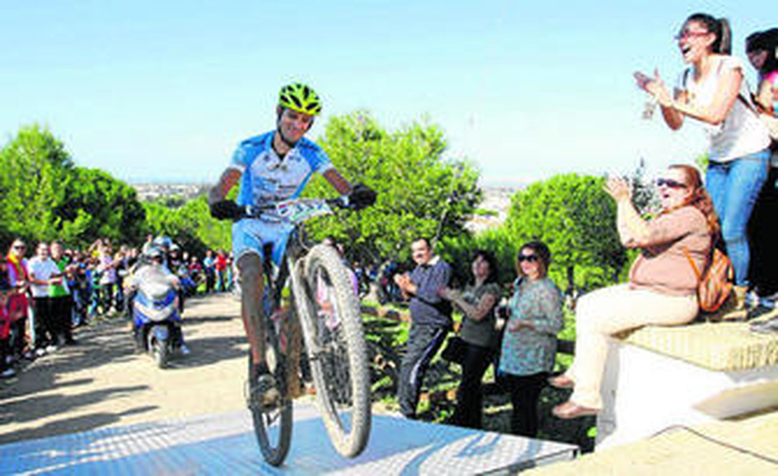 Alberto Benítez, en su entrada en meta.