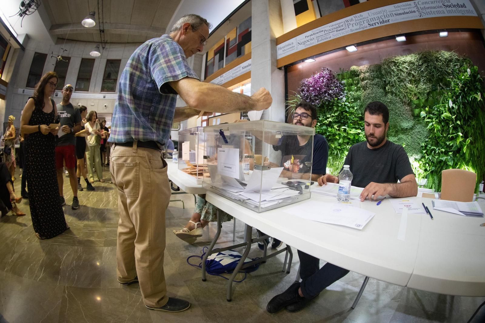 Fotos: Así están siendo las colas en los colegios electorales de Granada