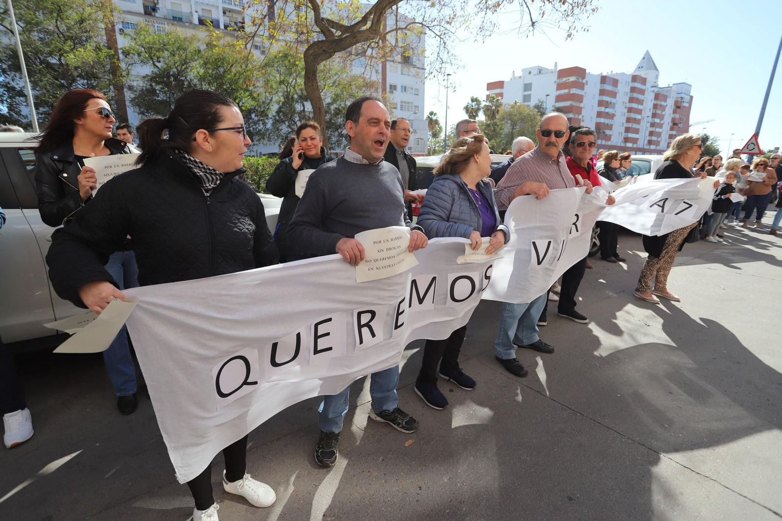 Los vecinos se movilizan ante el local ocupado ilegalmente.
