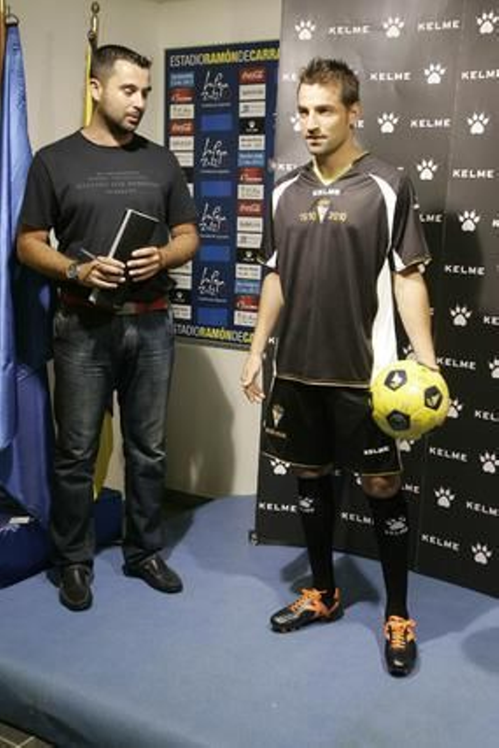 La tercera camiseta es negra con vivos en blanco y detalles en dorado. 

Foto: Jesus Marin