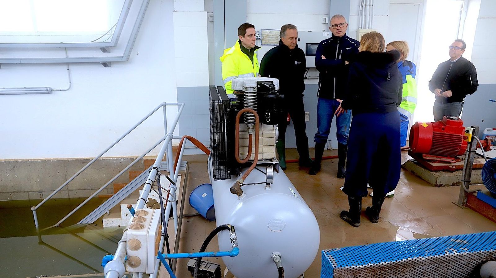 El delegado Jaime Espinar, durante la visita a la depuradora de El Portal, acompañado por técnicos.