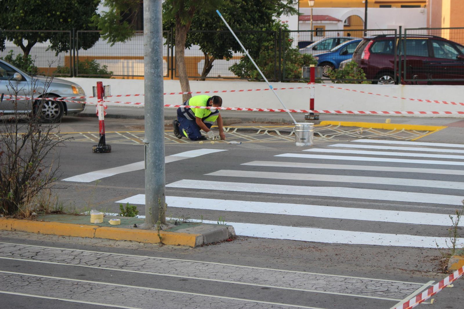 Un operario de la brigada de Infraestructuras repintando la señalización vial en la barriada Huerta Pley, la pasada semana.
