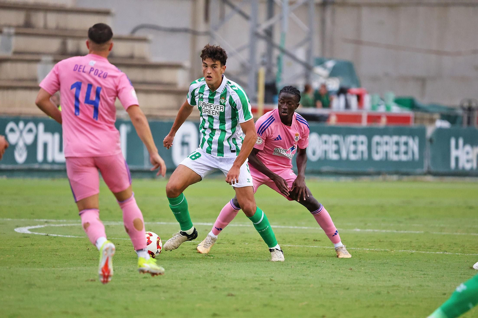Boubacar Keita presiona a un rival.