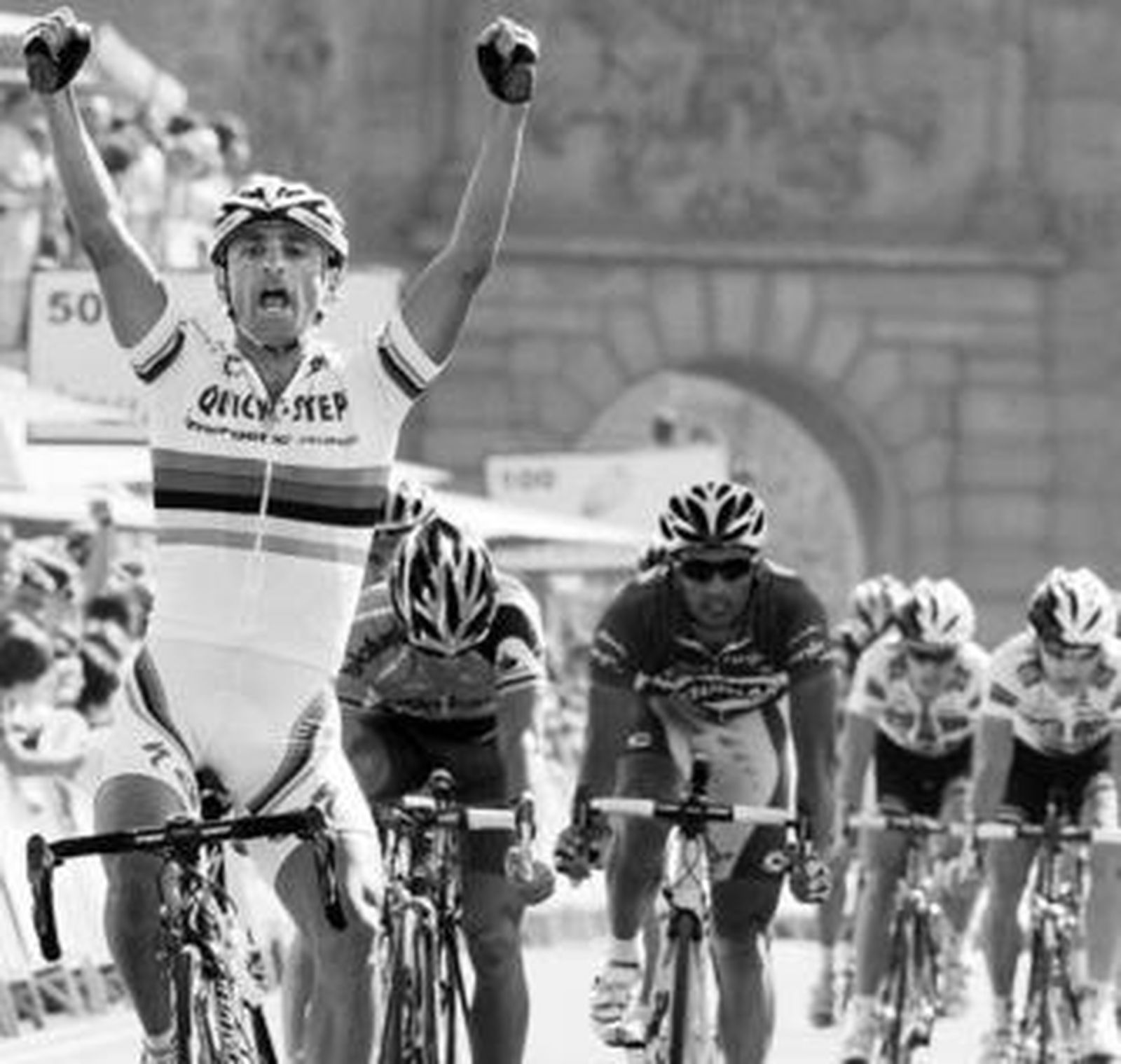 Bettini alza los brazos tras cruzar la meta de Toledo.