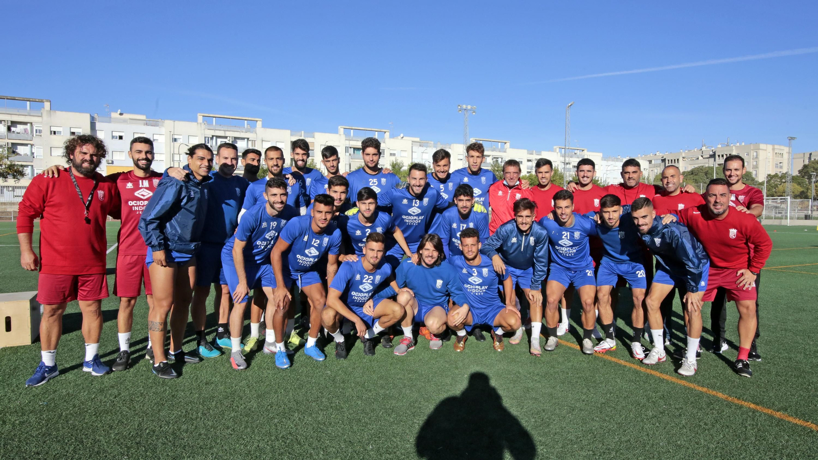 La plantilla y cuerpo técnico del Xerez CD posan antes del último entrenamiento previo al choque con el Real Murcia.