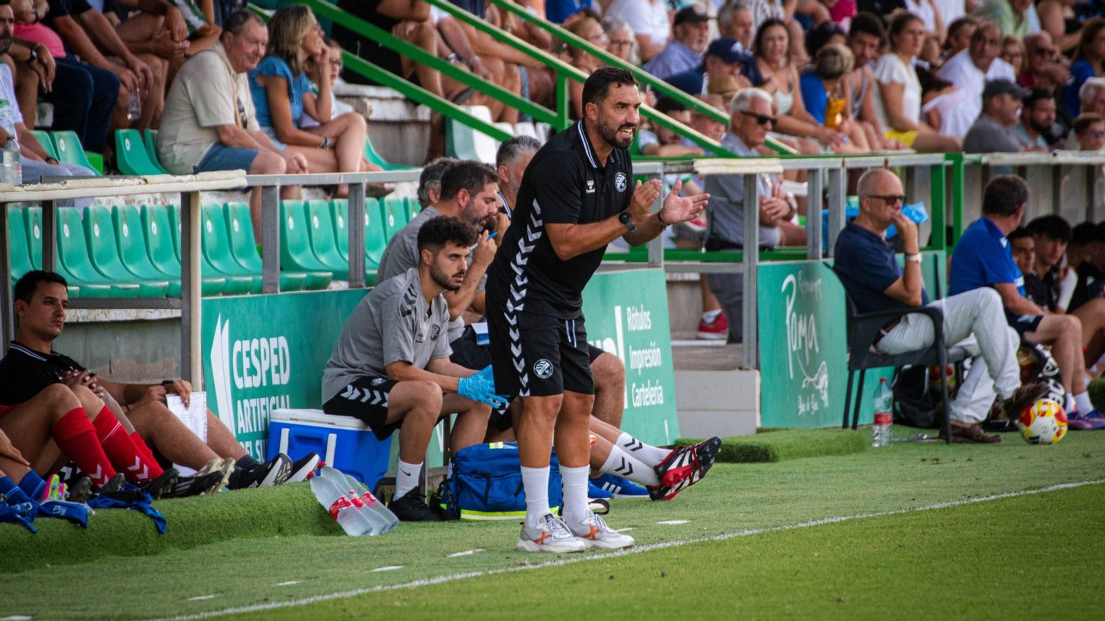 Antonio Fernández vivió el partido en El Palmar con mucha intensidad desde la banda.