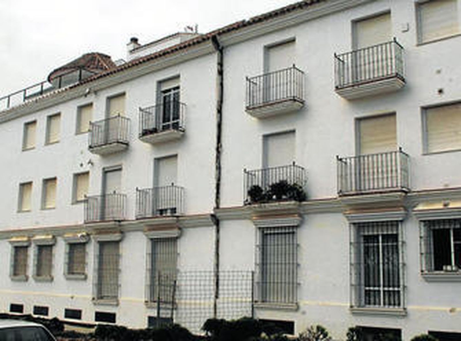 Una inmensa grieta separa a los edificios de esta promoción ruinosa.