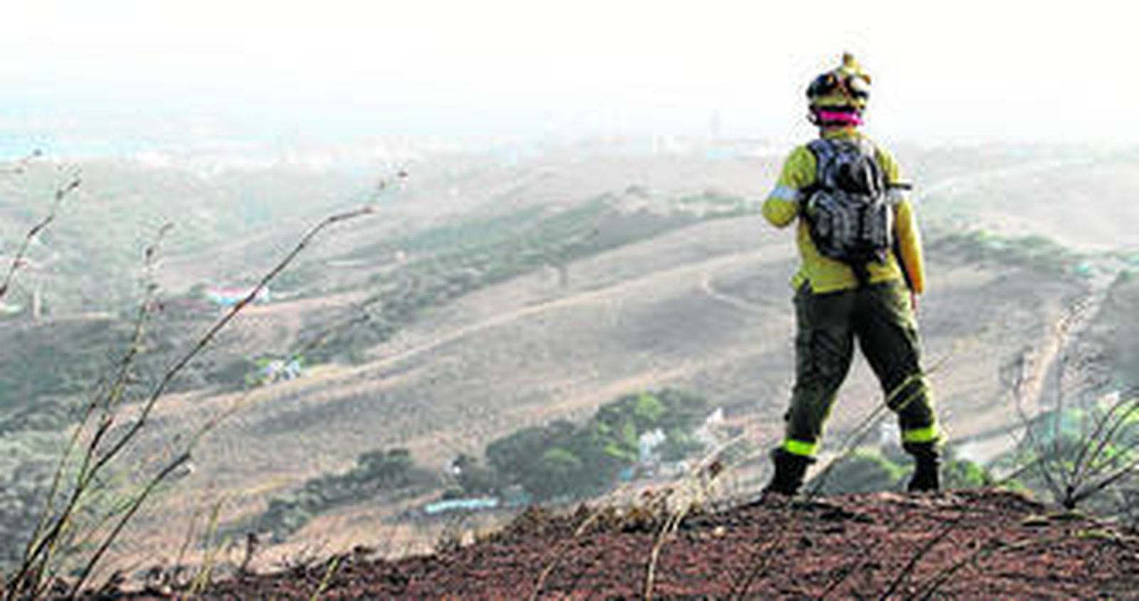 Un bombero forestal observa la zona afectada.