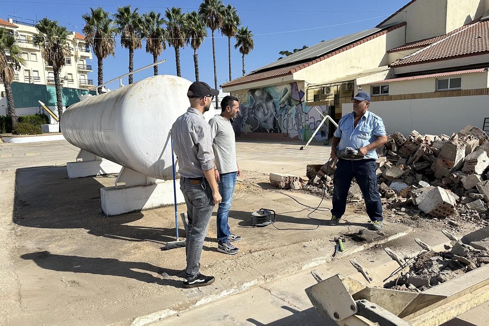 Retirada de la bomba de gasóleo en San Juan del Puerto.
