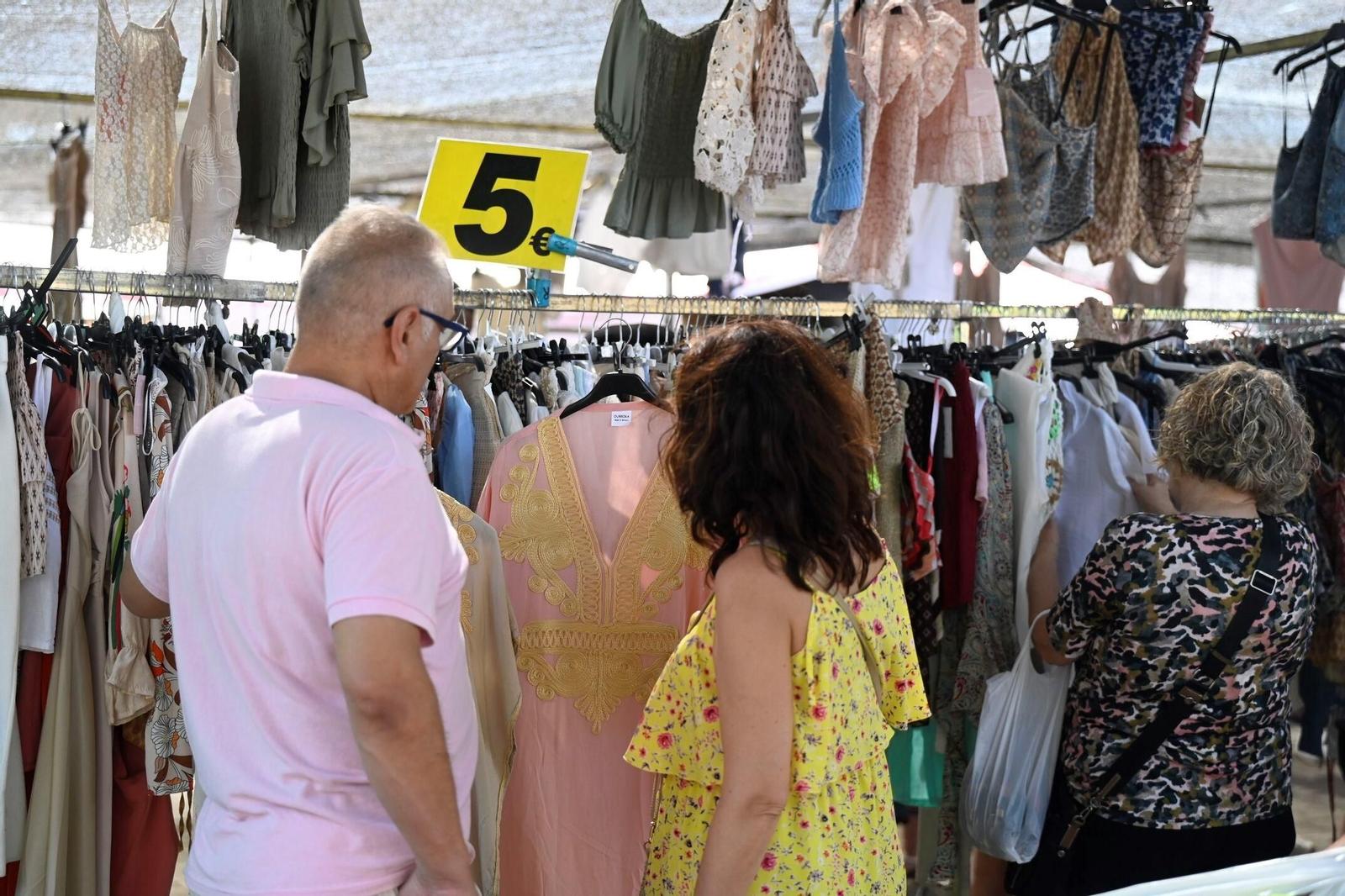 Un domingo de verano en el mercadillo de El Arenal de Córdoba