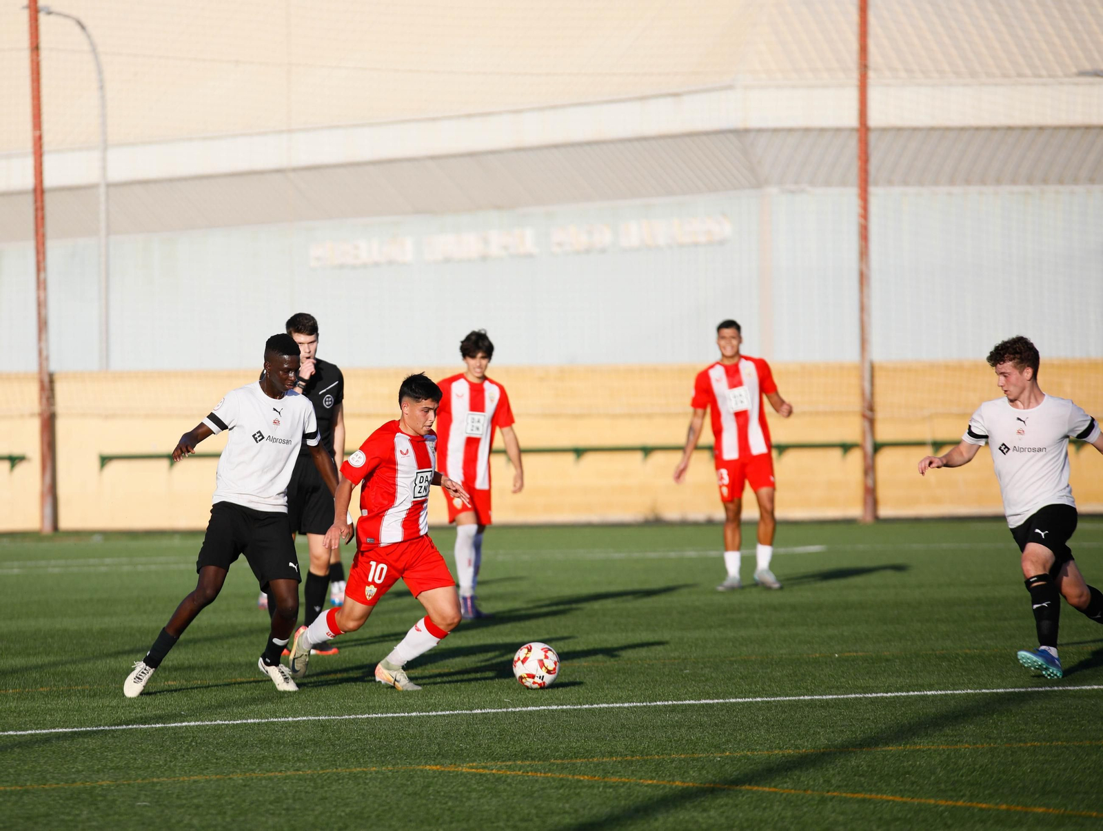 Marco Cobo se marcha del centrocampista cañaero Dani Da Costa durante el derbi almeriense de la pasada jornada.