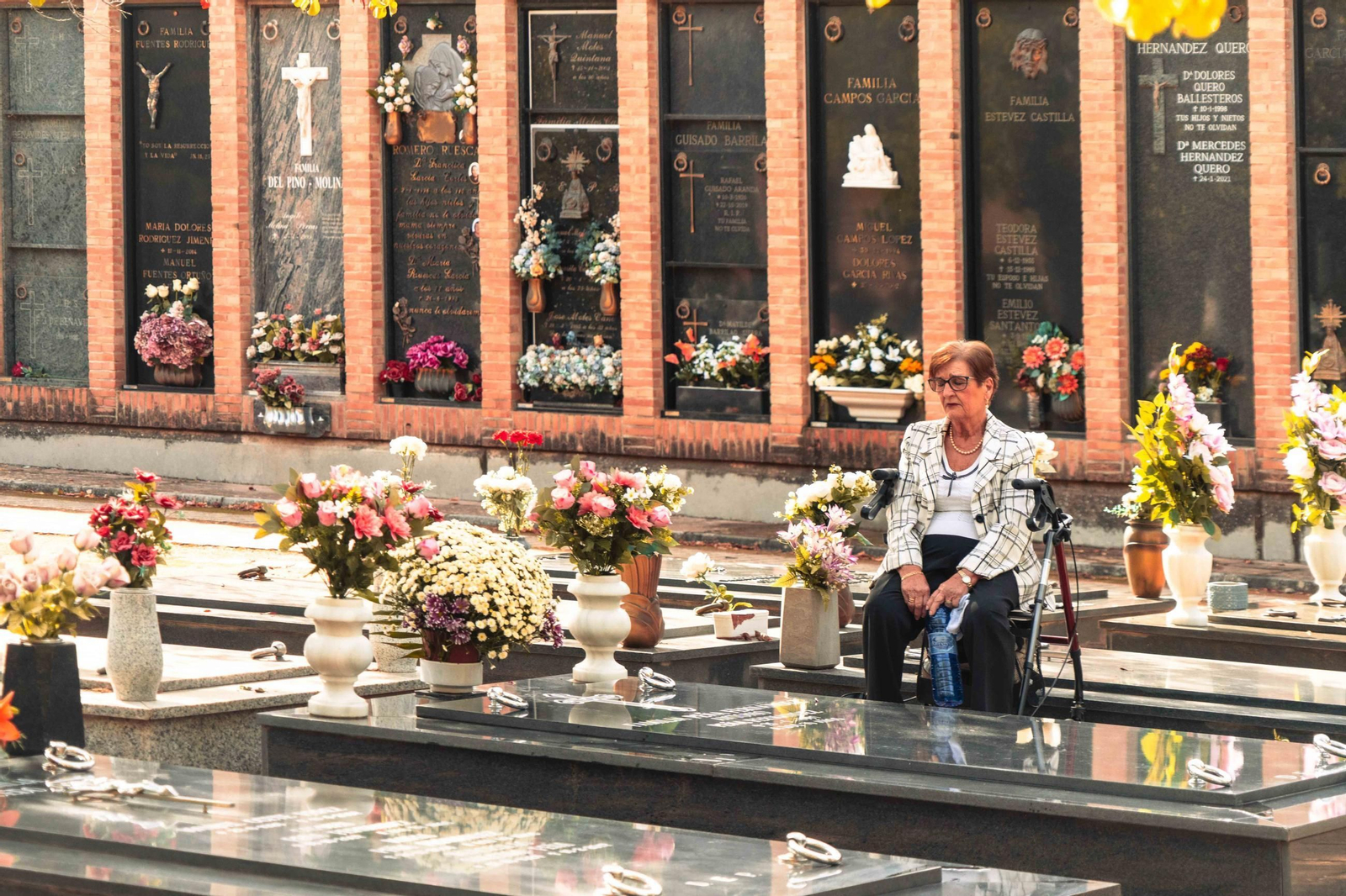 Las imágenes del Día de los Santos en el cementerio de Granada