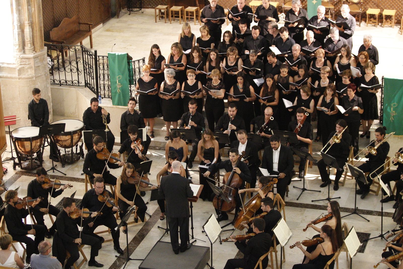 La Orquesta Ciudad de Almería junto al Coro Virgen del Mar.