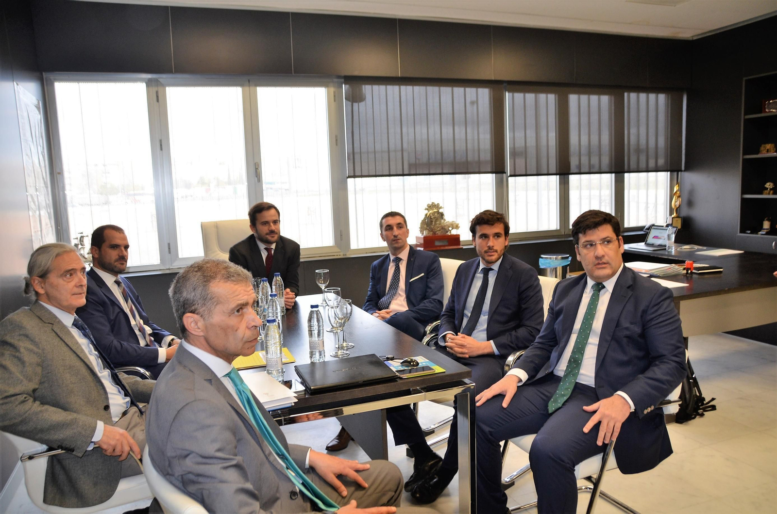 Jesús León, a la derecha, junto al actual Consejo de Administración del Córdoba presidido por Alejandro González, además de un abogado y el secretario del Consejo, Andrés Delgado.