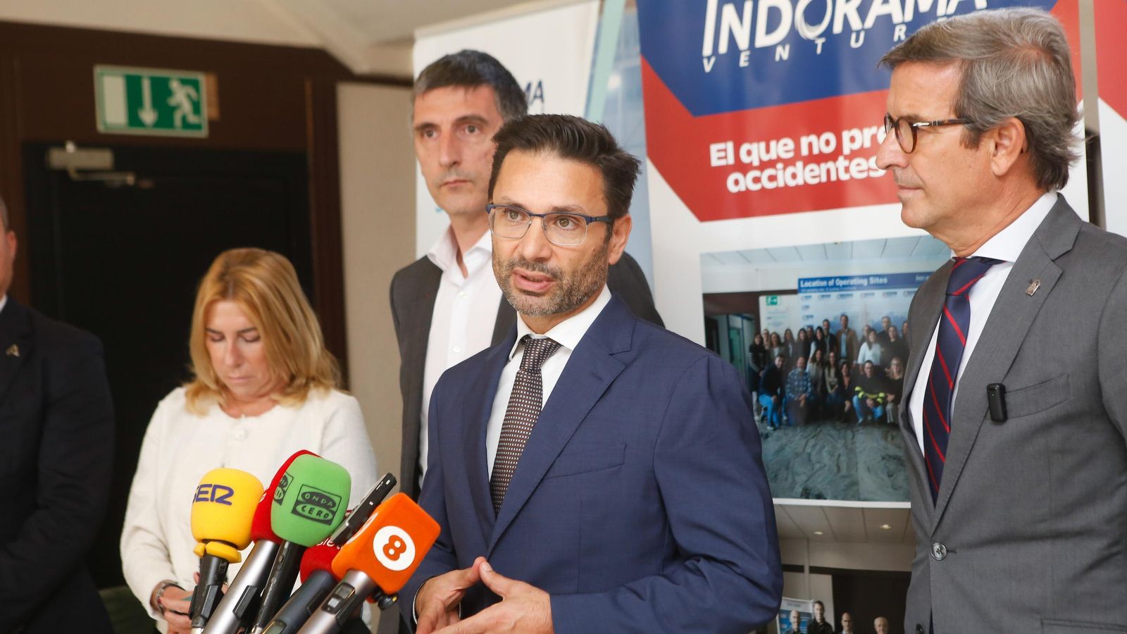 Luis Carreira, director de la planta de Indorama Ventures en San Roque, durante la atención a medios