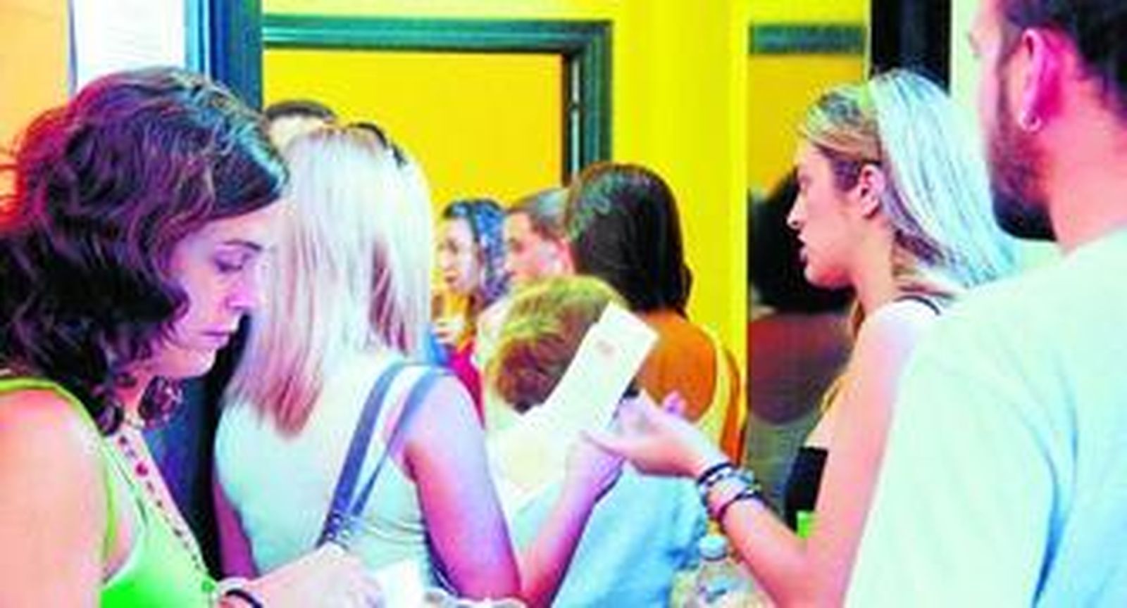 Ciudadanos haciendo cola en la sede del Distrito Sur, en la calle Jorge Guillén.