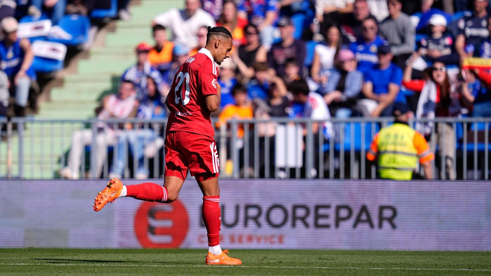 Sow corre hacia la grada para celebrar el gol que le dio el triunfo al Sevilla en Getafe.
