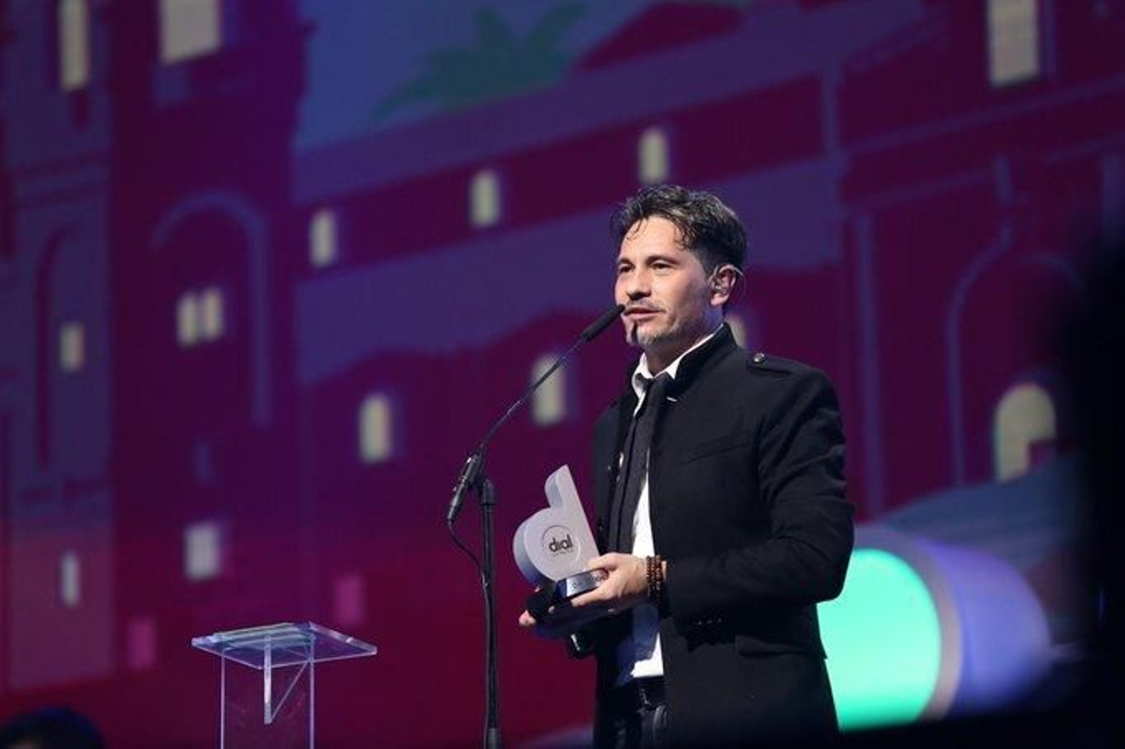 El cantante jerezano David DeMaría con el Premio Dial 2021