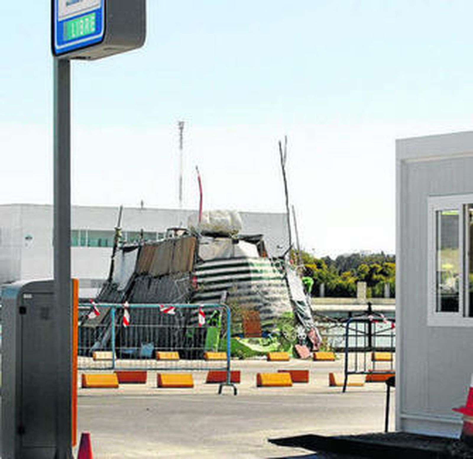 Lo que parece una chabola alberga dentro una roulotte.