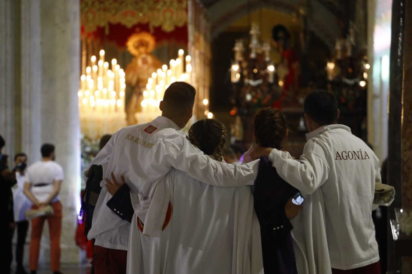 Hermanos de la Agonía contemplan los pasos en la Catedral.