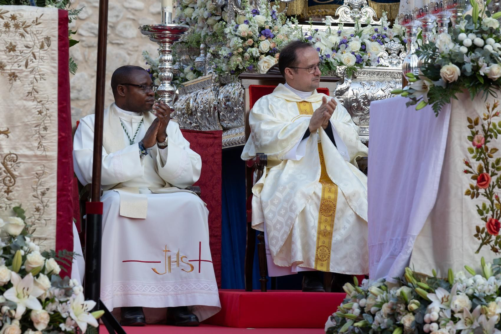 Santa Ana, patrona de Torredelcampo, recibe el bastón de mando como Alcaldesa Perpetua.
