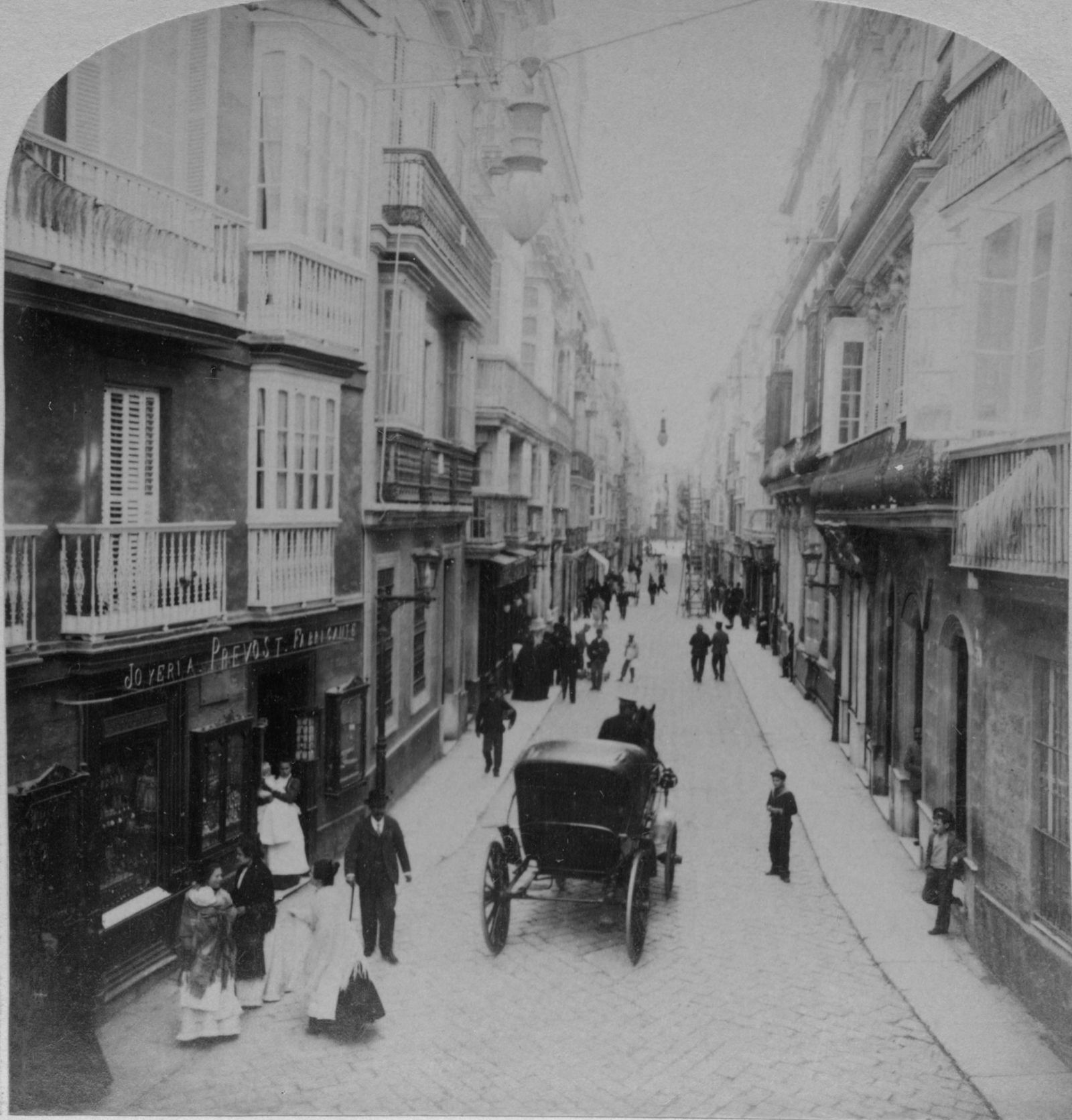 Fotografía estereoscópica de Underwood del año 1902 que muestra la Joyería Prevost y las bombillas colgantes.