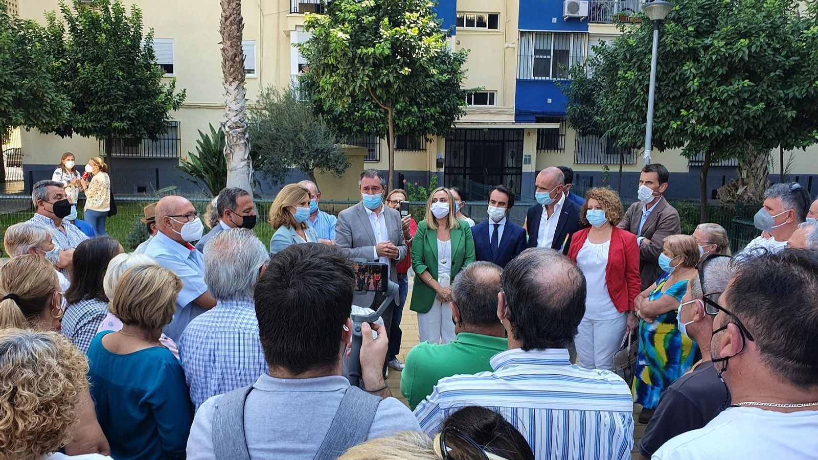 Visita de los políticos ayer a la zona.